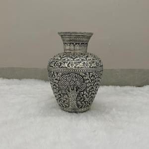 Vase décoratif rond en métal artisanal à motif floral pour salon - Product Image 4