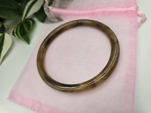Bracelet manchette tubulaire fin en résine marbrée marron fumé, fait main, empilable, pour femme - Product Image 6