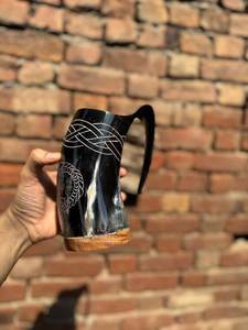 Tasse à vin en corne de buffle naturelle, faite à la main, durable, style Viking, sculptée, imitation antique, avec base en bois, idéale pour le vin et la bière - Product Image 6