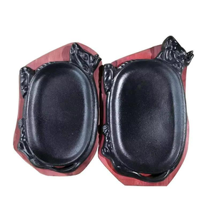Plat à steak chauffant en fonte, pré-assaisonné, écologique, en forme de taureau noir, avec base en bois - Product Image 2