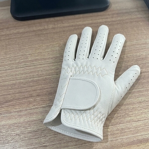 Gant de golf en cuir Cabretta de qualité supérieure OEM, respirant, adhérence douce, ajustement performant, fournisseur d'accessoires de golf personnalisés sous marque privée - Product Image 2