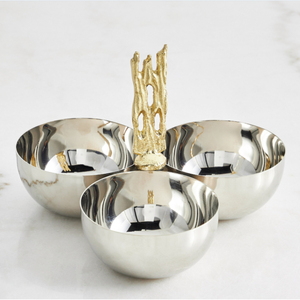 Plateau de service artisanal de luxe en acier inoxydable martelé à trois compartiments avec poignée en forme de feuille verticale pour apéritifs et collations - Product Image 2