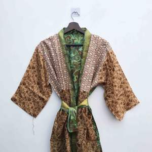 Robe kimono en soie de sari recyclée faite à la main, confortable, patchwork, paréo de plage, peignoir, imprimé floral, pour l'été et le printemps - Product Image 1