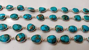 Chaîne de connecteurs en cuivre bleu naturel avec pierres précieuses turquoise en forme de briolette, de 12 à 15 mm - Product Image 2