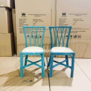 Chaises en rotin faites à la main pour enfants, idéales pour la location événementielle, les fêtes d'anniversaire, les mariages, la décoration de crèches bohèmes et les cabines photo. - Product Image 1