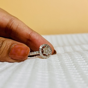 Anillo de Compromiso de Lujo para Mujer en Oro Amarillo de 14K con Diamante Natural de Corte Brillante y Diamantes Laterales Rellenos Color Blanco H Certificado - Product Image 2