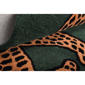 Tapis rectangulaire moderne en laine tuftée à la main, motif guépard artistique, fond vert foncé, graphisme léopard orange, poils courts en coton - Product Image 6