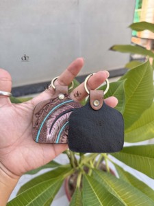 Última Colección: Llavero de Cuero Grabado a Mano, Color Marrón, Forma Rectangular, con Grabado y Estampado, Ligero - Product Image 3