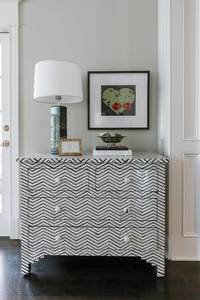 Meuble commode en os incrusté avec plusieurs compartiments de rangement et finition luxueuse, provenant d'Inde - Product Image 1