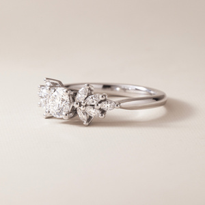 Anillo de Compromiso y Boda para Mujer con Diamante Cultivado en Laboratorio Certificado por IGI de 1-5ct, Corte Marquesa, con Racimo Lateral, en Oro Sólido de 18K, 14K, 10K y Plata 925 - Product Image 1