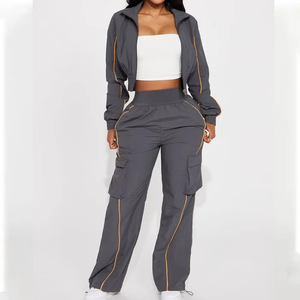 Ensemble survêtement coupe-vent et pantalon cargo pour femme, personnalisable avec logo, en nylon, détails réfléchissants, fabricant d'articles de sport - Product Image 1