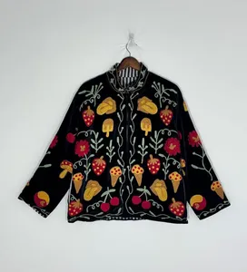 Veste bohème en velours noir brodée de fleurs Suzani avec motif de fruits et de fleurs, manches longues, col montant, manteau d'hiver bohème - Product Image 1