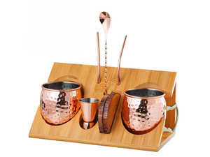 Ensemble cadeau de tasses à Moscow Mule modernes écologiques en cuivre avec support en bambou, paille, cuillère et verre à shot - Product Image 2