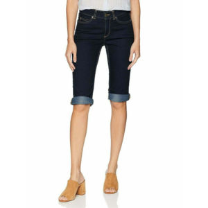 Shorts de mezclilla premium para mujer con corte moderno, tela suave y elástica, y un estilo casual elegante, perfectos para la moda de verano. - Product Image 4