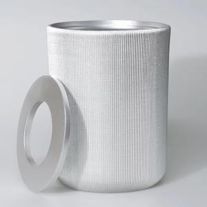 Poubelle élégante en métal finition or avec design décoratif et couvercle rond, idéale pour la salle de bain et la chambre à coucher, provenant d'Inde. - Product Image 3