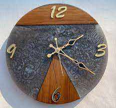 Horloge murale tendance en résine époxy et bois, idéale pour les cadeaux et la décoration intérieure, finition brillante, horloge personnalisée de luxe pour restaurants et hôtels - Product Image 2