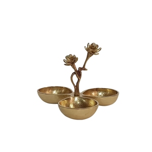 Plateau de service en métal doré à 3 compartiments avec poignée décorative en forme de fleur pour fruits secs, collations et décoration. - Product Image 1