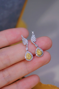 Boucles d'oreilles pendantes en or blanc avec diamants jaunes en forme de poire, design feuille, halo, bijoux de luxe pour mariée, cadeau pour femme - Product Image 4