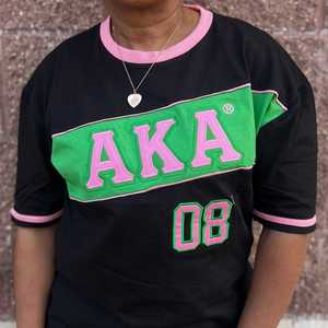 Chemise en jersey athlétique noir AKA pour femmes, haut à col rond premium brodé de lettres grecques - Product Image 4