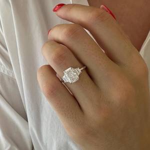 Bague à trois pierres en diamant de laboratoire allongé radiant de 2 carats E VVS2, or blanc, certifiée IGI - Product Image 4