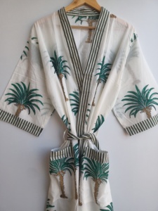 Robe kimono en coton faite à la main pour femmes, imprimé palmiers, passepoil contrastant, poches avant, tenue de plage, robe de détente - Product Image 3