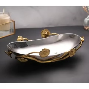 Bandeja Ovalada de Acero Inoxidable con Borde Floral Dorado, Ideal para Servir en Restaurantes y Eventos de Alta Cocina - Product Image 1