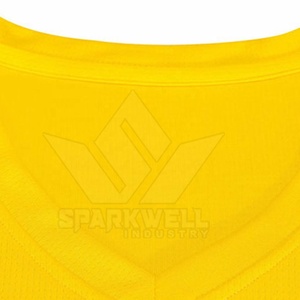 Conjunto de Uniforme de Baloncesto Sublimado Amarillo con Franjas Laterales Coloridas, Pantalones Cortos de Jersey de Poliéster Transpirable para Adultos Unisex - Product Image 3
