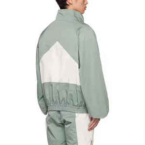 Conjunto corto cortavientos sólido de invierno personalizado para hombre, chándal al por mayor con capucha, ropa de calle y entrenamiento. - Product Image 3
