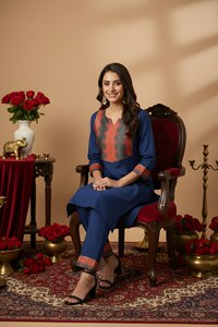 Ensemble Kurti et pantalon bleu roi, coupe droite, avec contraste imprimé sur le devant, poignets et ourlet, pour usage quotidien, Prayosha Enterprise - Product Image 6