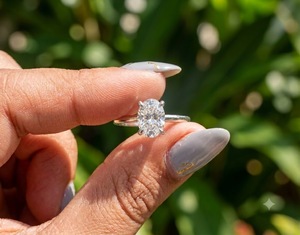 Bague solitaire en diamant taille ovale en or blanc 2 carats certifiée IGI, bague de fiançailles pour femme, style classique, diamant de laboratoire - Product Image 1