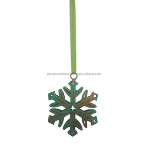 Adorno Navideño Colgante de Copo de Nieve, Color Blanco Antiguo, Elegante y Decorativo, Estilo Moderno, Producto Hecho a Mano con Acabado en Níquel - Product Image 2