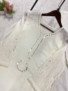 Conjunto de Traje Étnico Mal Chanderi Estilo Boutique con Espejo de Mano y Diseño de Calado - Product Image 6