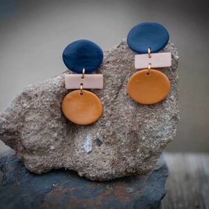 Boucles d'oreilles uniques en résine faites à la main pour femmes, bijoux artistiques en résine époxy aux couleurs vibrantes, boucles d'oreilles élégantes et tendance - Product Image 6