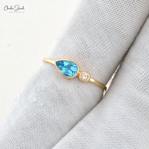 Fournisseurs en gros de premier plan : Bague d'accentuation en topaze bleue suisse taille poire 6x4mm avec sertissage clos de diamants en or jaune massif 14 carats pour mariée - Product Image 4