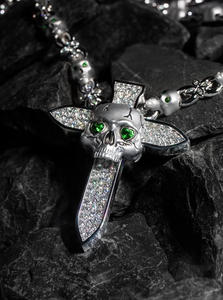 Pendentif croix tête de mort plaqué argent avec yeux en cristal vert et accents en strass, style punk, charme unisexe - Product Image 2