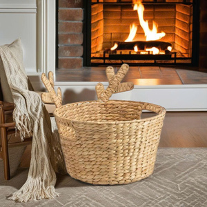 Panier artisanal en jacinthe d'eau avec un magnifique et durable motif de rennes de Noël pour Noël - Product Image 3
