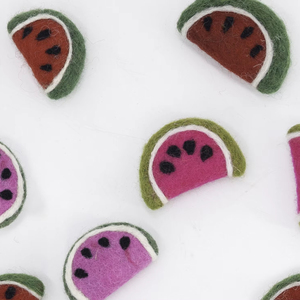 Rodajas de sandía de fieltro de lana hechas a mano al por mayor para manualidades infantiles y proyectos de bricolaje - Product Image 1