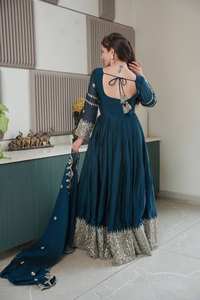 Salwar Kameez traditionnel indien en soie Noha brodée, coupe ajustée, avec dupatta de créateur et manches longues, idéal pour les mariages - Product Image 2