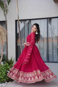 ชุดเดรส Anarkali ปักลายดีไซเนอร์ พร้อมผ้าคลุมไหล่ ผ้าจอร์เจตต์ฟ็อกซ์ ปักลายหนักประดับด้วยเลื่อม - Product Image 3