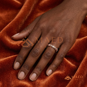 แหวนแต่งงานลายฉลุทองคำโรสโกลด์ 14K ประดับเพชรโมอิสซาไนต์ทรงกลมแบบ Eternity สำหรับผู้หญิง แหวนทองคำโรสโกลด์สุดโรแมนติก - Product Image 4