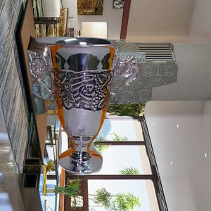 Maceta Moderna de Acero Inoxidable Estilo Americano con Sistema de Autorriego, Resistente al Óxido, con Soporte Blanco y Mesa Alta - Product Image 1