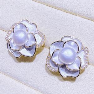 Boucles d'oreilles à clous tendance pour femmes Zhuji, design exquis de camélias de montagne avec perles d'eau douce naturelles blanches - Product Image 2