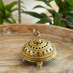 Quemador de Incienso de Latón con Forma de Tortuga y Tapa Decorativa Perforada, Soporte para Dhoop e Incienso en Forma de Tortuga Vintage, Hecho a Mano en Latón - Product Image 4