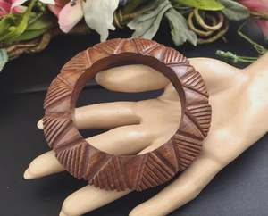 Bracelets en bois naturel poli lisse pour femmes, bijoux élégants parfaits pour le quotidien, les événements culturels et les soirées. - Product Image 2