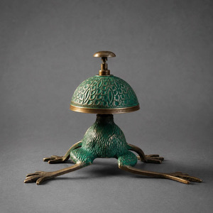 Cloche de bureau artisanale en laiton en forme de grenouille, finition verte, décorative, pour la maison, le bureau ou la décoration de table - Product Image 1