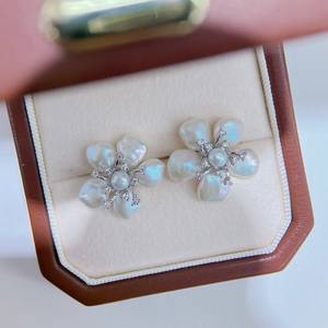 Petites perles d'eau douce naturelles de forme baroque, irrégulières, en forme de fleur, cassées, boucles d'oreilles, vente en gros, vente au détail, véritable accessoire en perles - Product Image 1