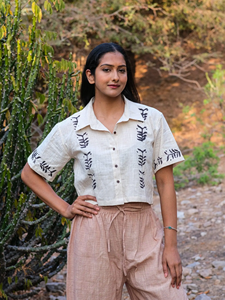 Camisa de algodón hecha a mano con estampado de bloques, mangas cortas, cuello refinado, cierre frontal con botones, top casual de Khadi. - Product Image 4