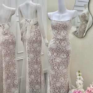 Robe de soirée élégante en dentelle, coupe fourreau, longueur ras du sol, bretelles spaghetti, motif floral ajusté, doublure en mousseline - Product Image 1