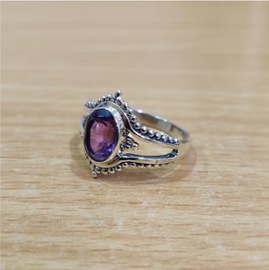 Bague de luxe en argent sterling 925 avec améthyste taille ovale et anneau fendu - Cadre perlé texturé fin, bijou de soirée cocktail - Product Image 2
