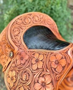 Silla de montar de cuero genuino de alta calidad, nueva, estilo western con grabado floral, portátil, para doma, paquete personalizado, hecha en India. - Product Image 4